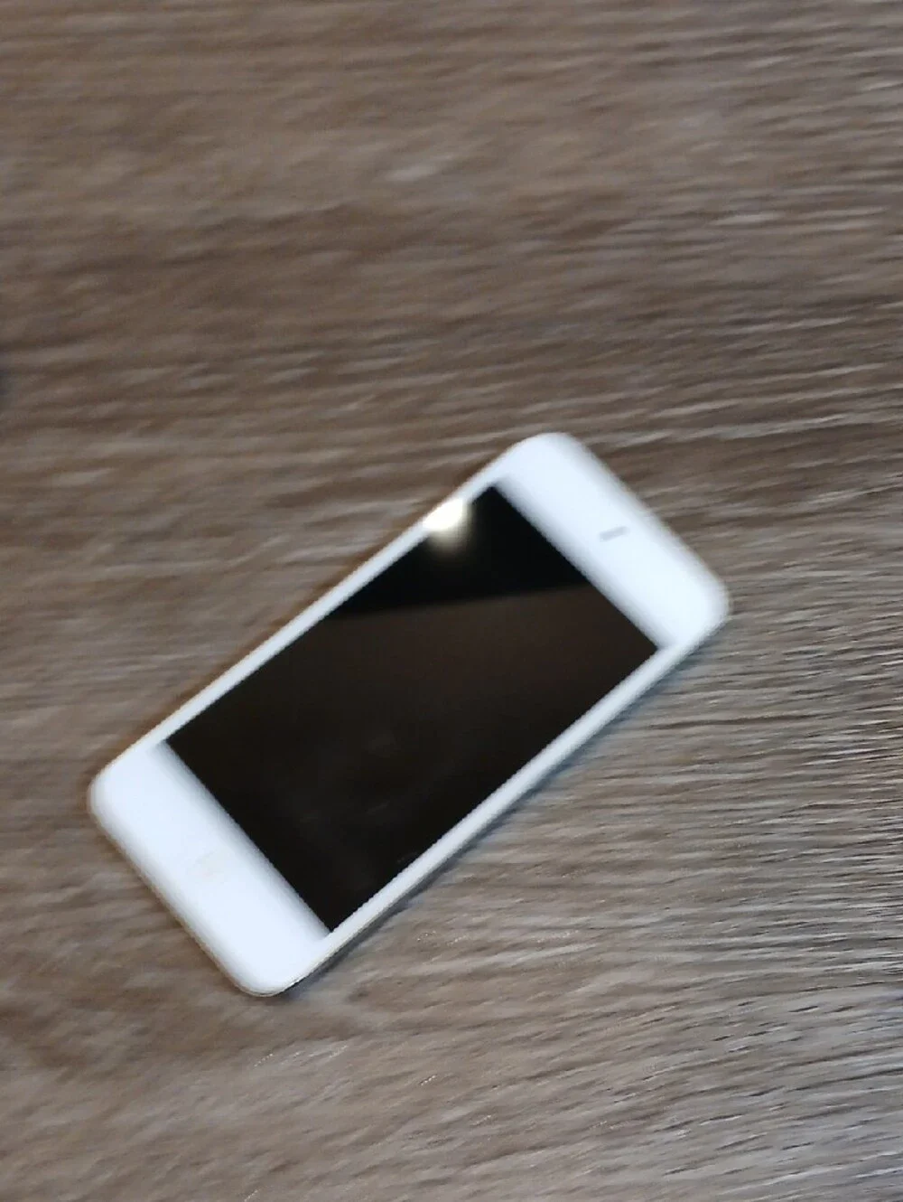 Apple iPod Touch White with Black Screen